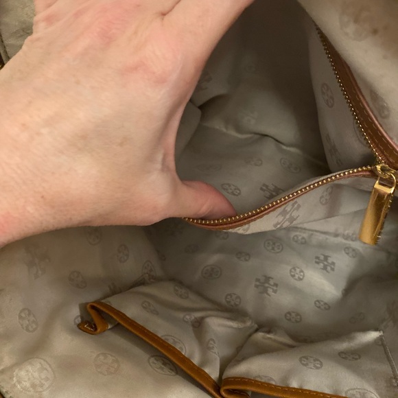 Tory Burch Robinson Bowling Bag Tan Saffiano Leather. - Picture 8 of 10